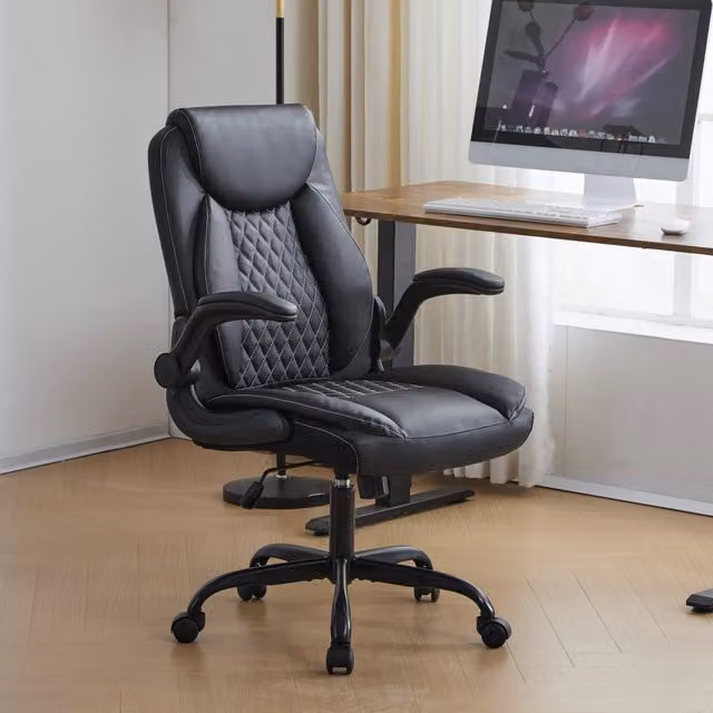 Sedia da ufficio ergonomica nera in similpelle con braccioli ribaltabili