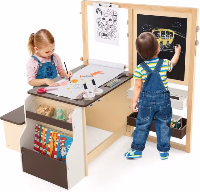 Set 3 in 1 Tavolo e Sedie per Bambini Costway in Legno Marrone con Lavagna Reversibile, Magnetica e Cavalletto Regolabile, Libreria e Accessori Artistici – 1