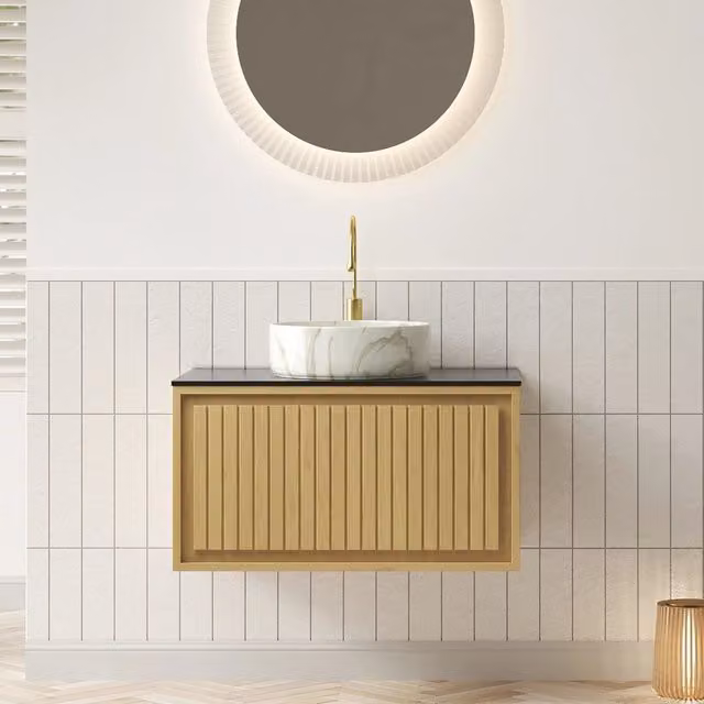 Lavabo sospeso da bagno 61 cm, lavabo in ceramica bianco rotondo con motivo pietra, piano in pietra sinterizzata nera, mobile in compensato con cassetto, pannello striato, finitura rovere Corolla