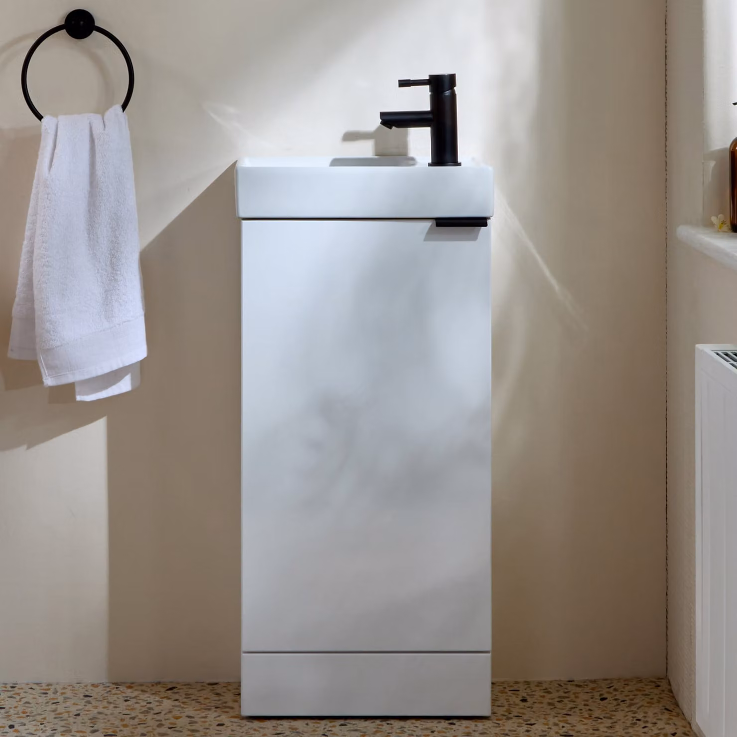 Mobile Bagno a Terra Bianco da 400mm con Lavabo e Maniglia Moderna Nera con Impugnatura a Dito - Cluo