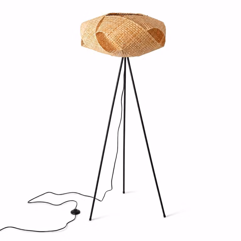 Lampada da terra NIDO, modello E27, con struttura in metallo nero e paralume in rattan naturale, diametro 60 cm