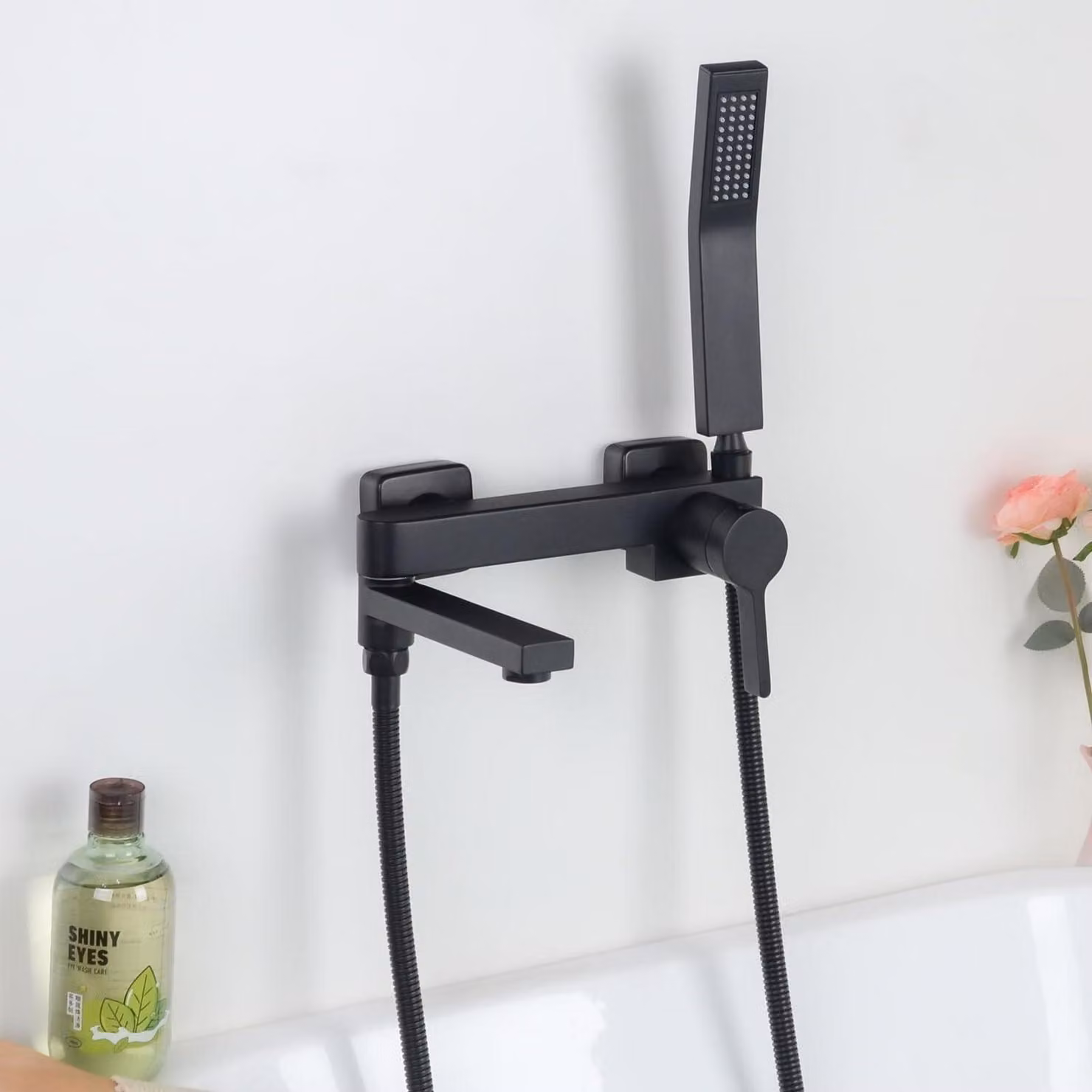 Miscelatore per vasca da bagno da montare a parete, con doccetta manuale, bocchetta girevole a 90°, colore nero
