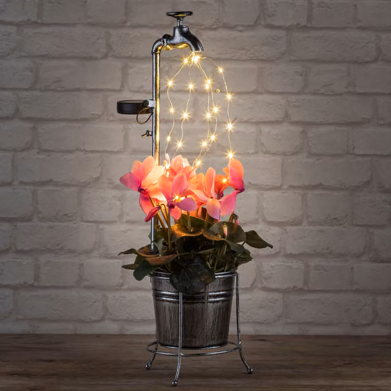 1.03 Decorazione solare da giardino a LED WASSERHAHN con 30 LED in bianco caldo - su supporto con vaso - circa 17,5 x 60 cm