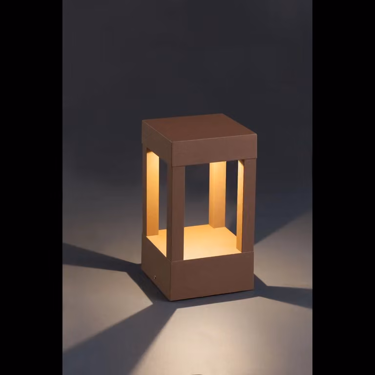 Faro da giardino a paletto AGRA P 3000K Faro Barcelona, colore marrone, con tecnologia LED e protezione IP55