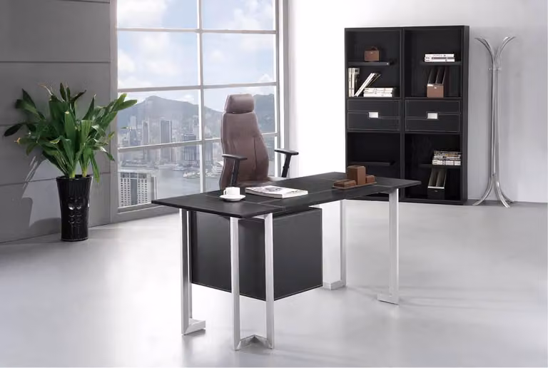 Moderner Schreibtisch aus MDF und Edelstahl in Holzoptik