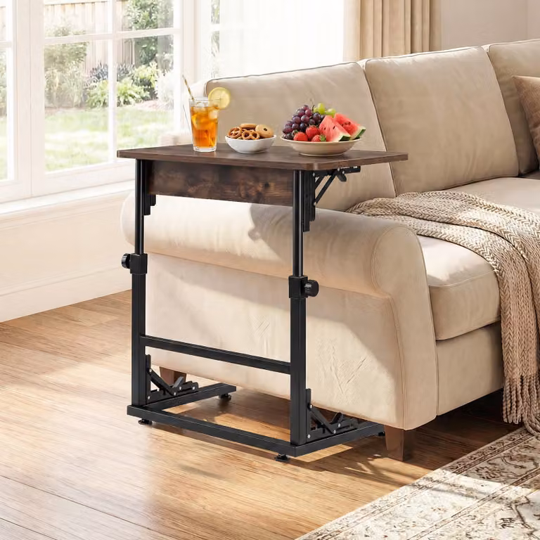 Tavolino pieghevole regolabile in altezza Costway con struttura in metallo e piano in MDF laminato, colore marrone, ideale per soggiorno o camera da letto