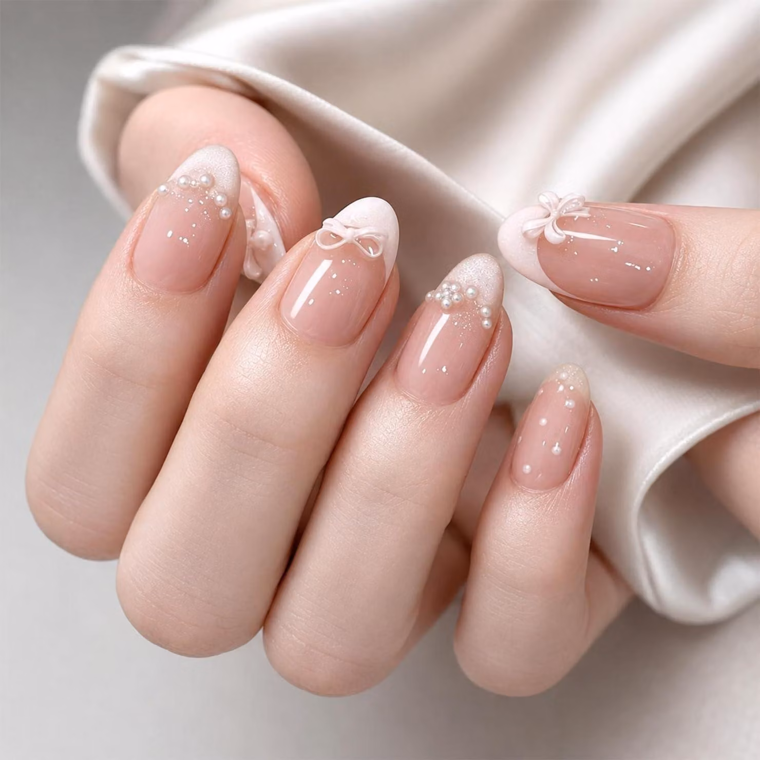 Set di unghie finte, 24 pezzi, forma mandorla, corte, color nude bianco, con decorazioni 3D a forma di fiocco e perline, stile francese, inclusi cuscinetti adesivi