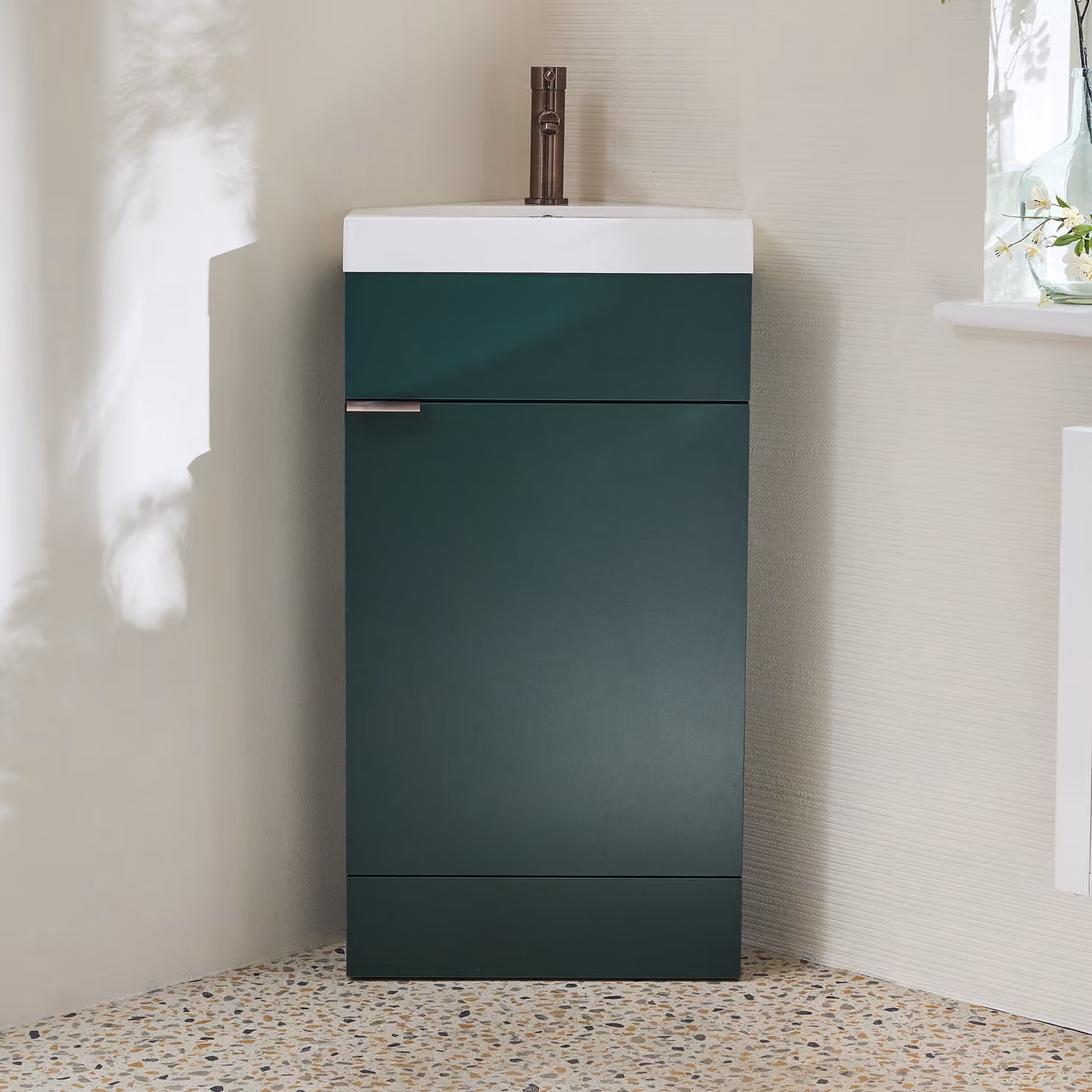 Mobile Bagno a Terra Angolare Verde Scuro da 450mm con Lavabo e Maniglia con Impugnatura a Dito in Bronzo Spazzolato - Cluo