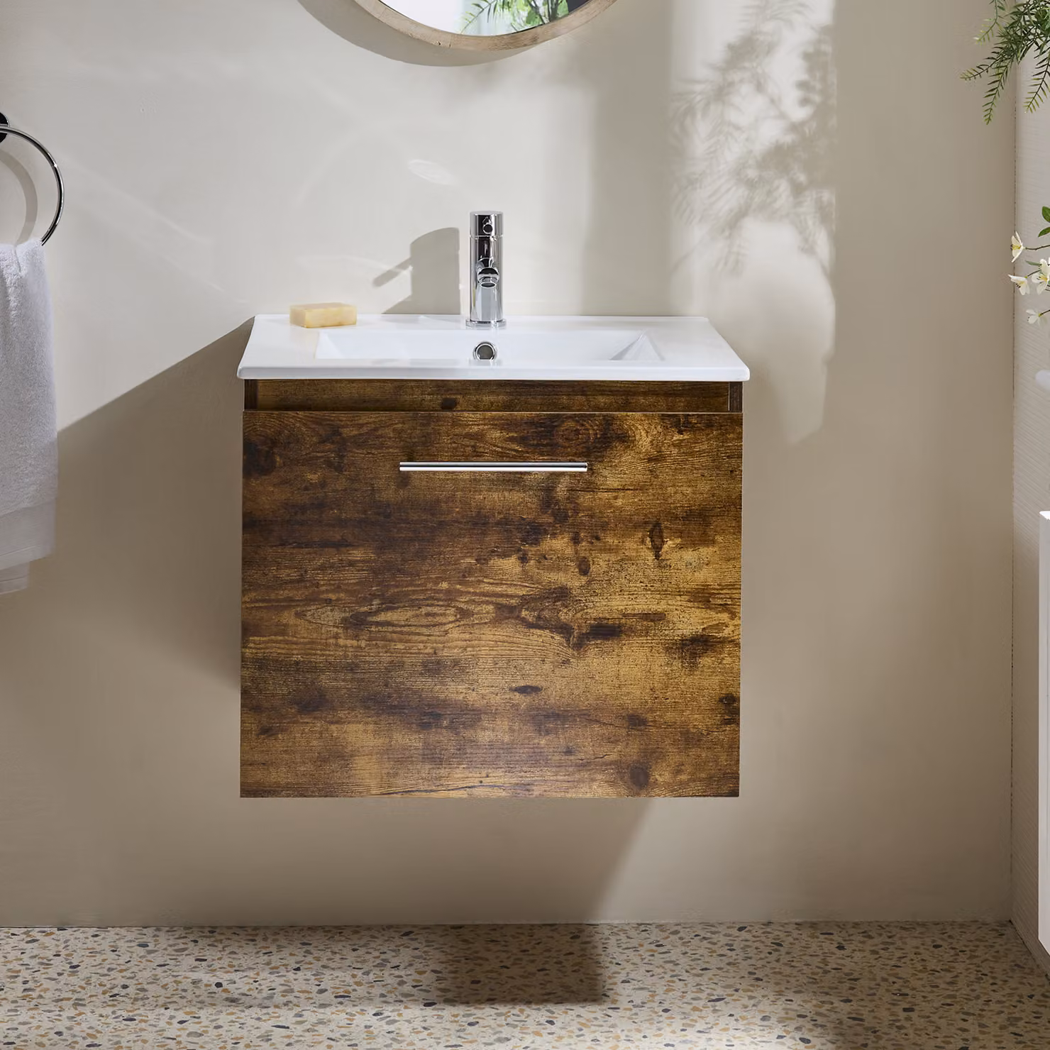 Mobile Bagno Rovere Scuro Sospeso da 600mm con Lavabo e Maniglia con Barra a T Cromate - Cluo