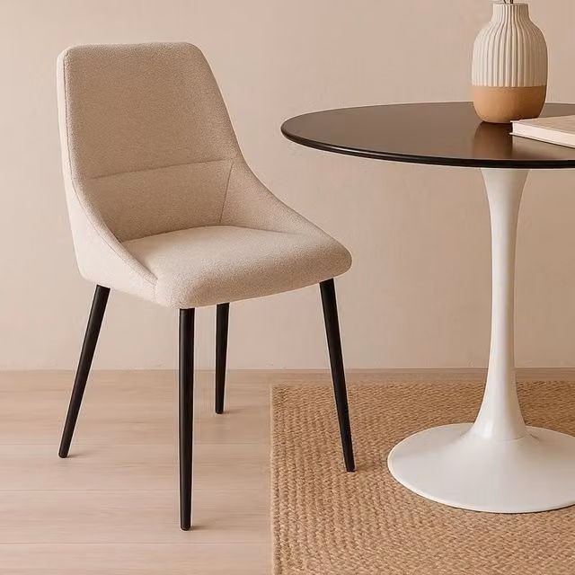 Sedia da pranzo Adney LÚZETE in tessuto color sabbia con gambe nere