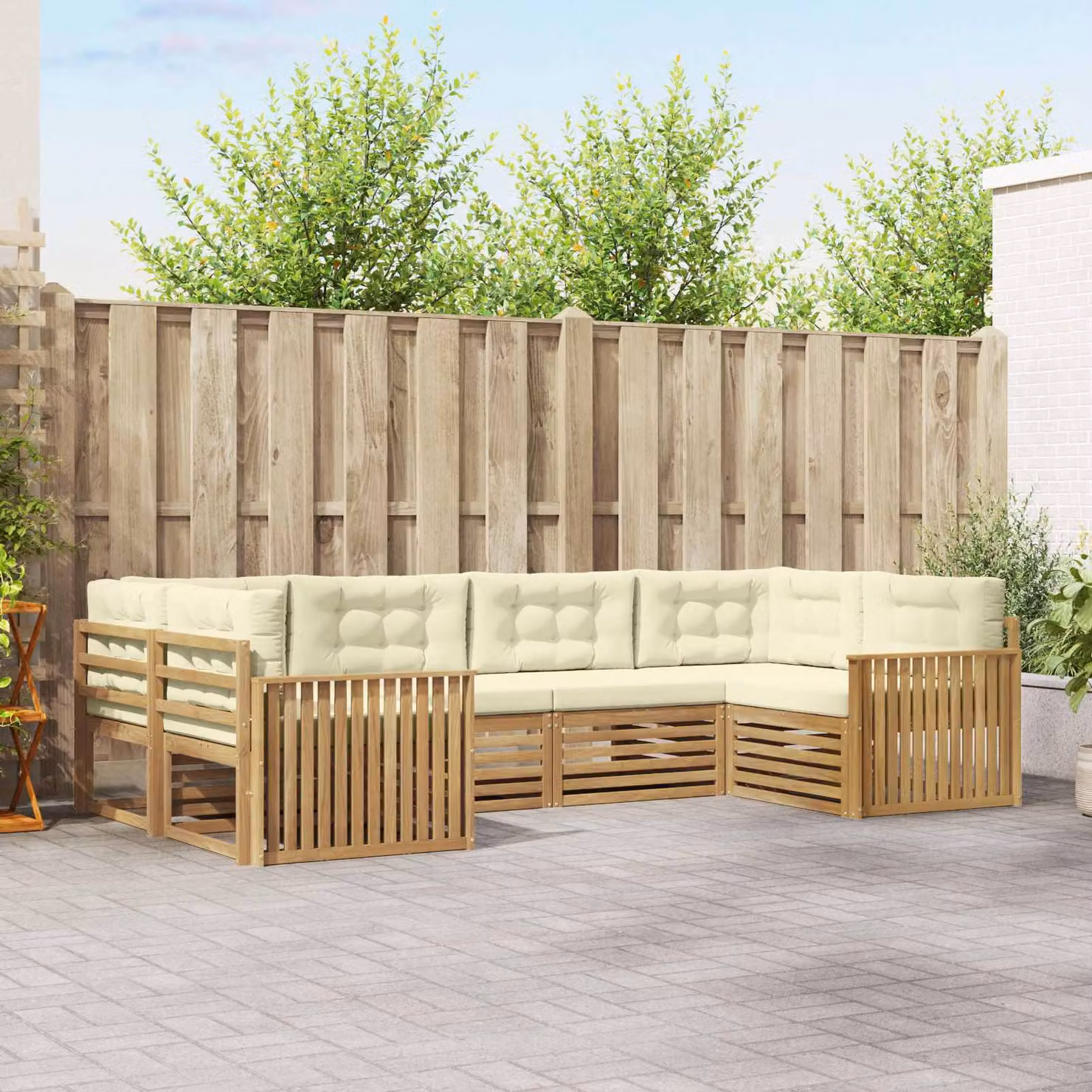 Set di divani da esterno vidaXL a forma di L composto da 6 pezzi in legno di acacia con cuscini bianchi e beige
