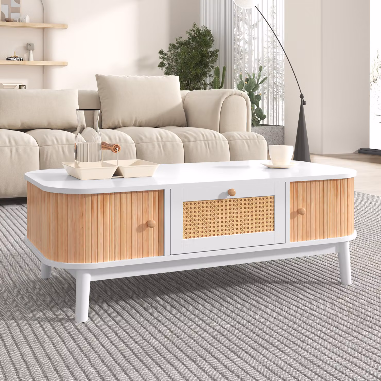 MODFU tavolino in rattan, cassetti in rattan e ante scorrevoli con doghe in legno massiccio, gambe in legno massiccio 110 L x 55 L x 38,5 H (cm) Bianco