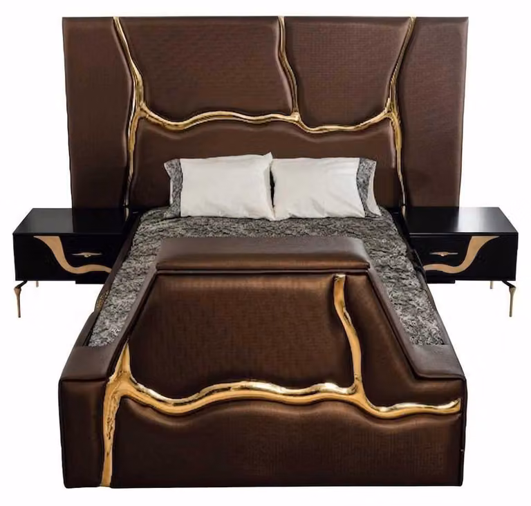Set per camera da letto marrone, con letto in ecopelle, comodini e dettagli dorati, stile lussuoso e moderno