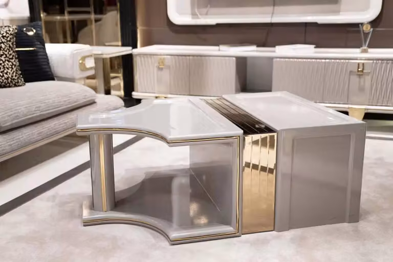 Eleganter grauer Couchtisch aus Holz im modernen Design