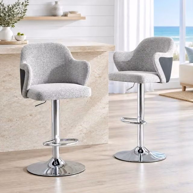 Set di 2 sgabelli da bar MIVRAY in tessuto grigio chiaro con braccioli, girevoli a 360° e altezza regolabile in acciaio cromato