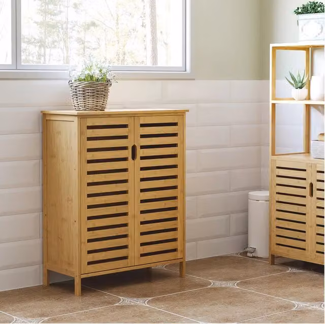Mobile bagno ULEVR 68x32x86 cm in bamb¨´ naturale con 2 ante a lamelle e 2 ripiani interni