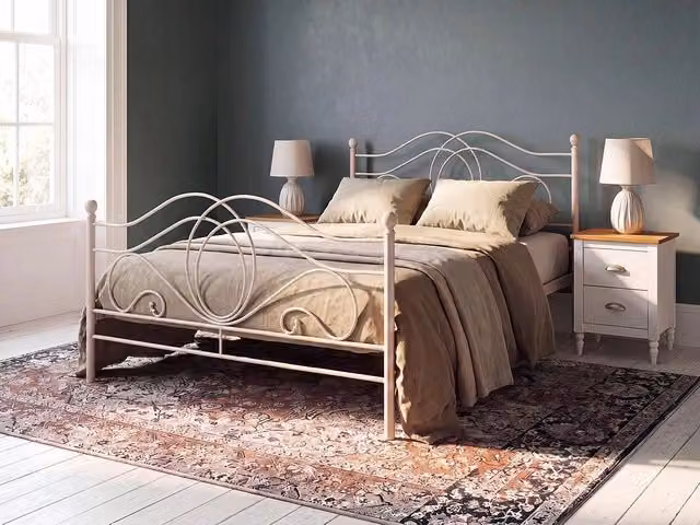 Letto in metallo beige chiaro con rete a doghe 140 x 200 cm con testiera a doghe e pediera retrò vintage
