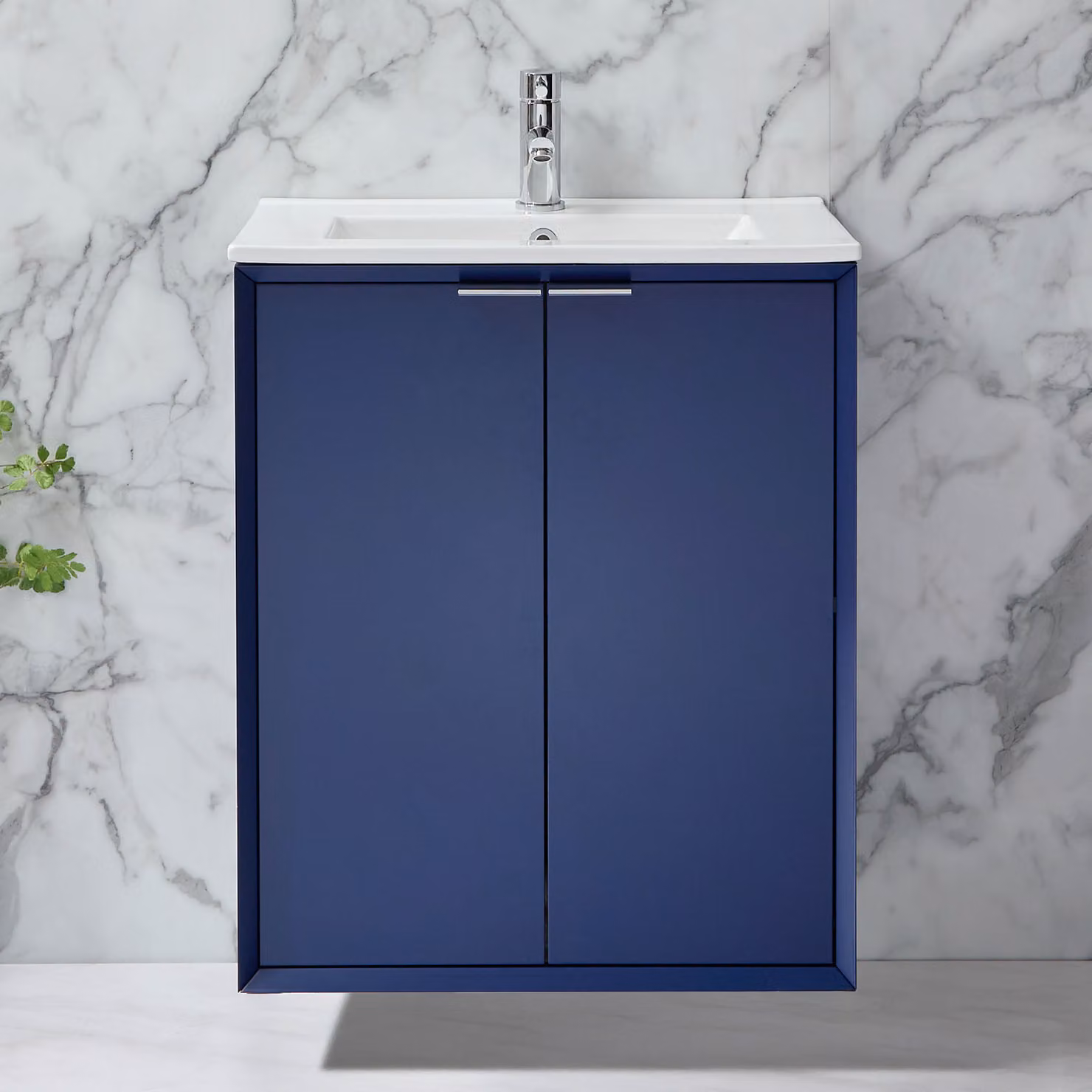 Mobile Bagno Sospeso Blu Marino 610mm con Lavabo e Maniglie Cromate con Impugnatura a Dito - Edge