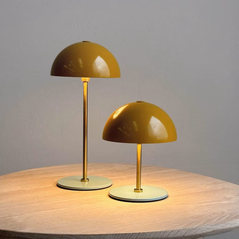 Dyberg Larsen Lampada da tavolo Along, dimmerabile, Giallo / Arancione, Soggiorno / Sala da pranzo, Metallo, Scandinavo, Lampada da tavolo