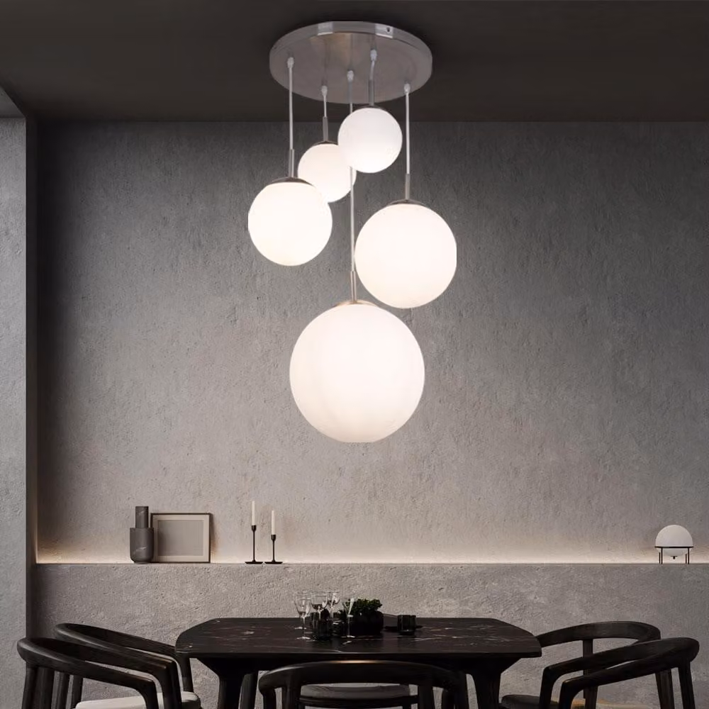 Lampada a sospensione, 5 luci, a forma di sfera, vetro opalino, L 50 cm
