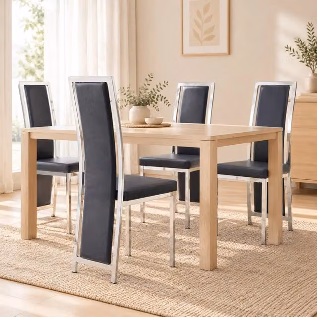 Set di 4 sedie da pranzo MIVRAY con schienale alto imbottito in similpelle nera e struttura in metallo argento