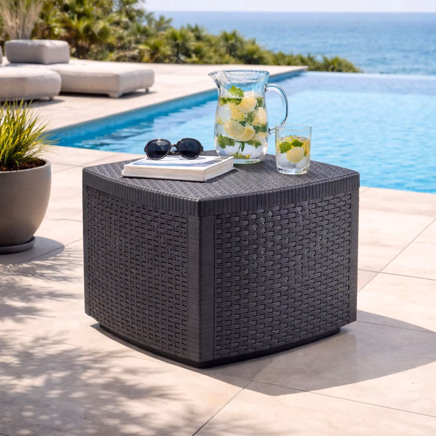 Tavolino da giardino effetto rattan con vano portaoggetti in plastica