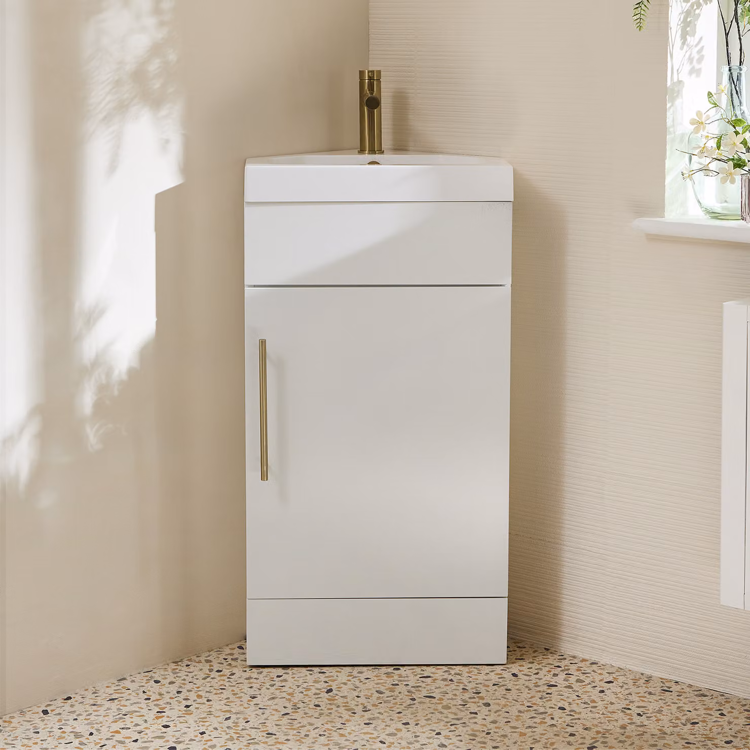 Mobile Bagno a Terra Angolare Bianco da 450mm con Lavabo e  Maniglia con Barra a T in Oro Satinato - Cluo