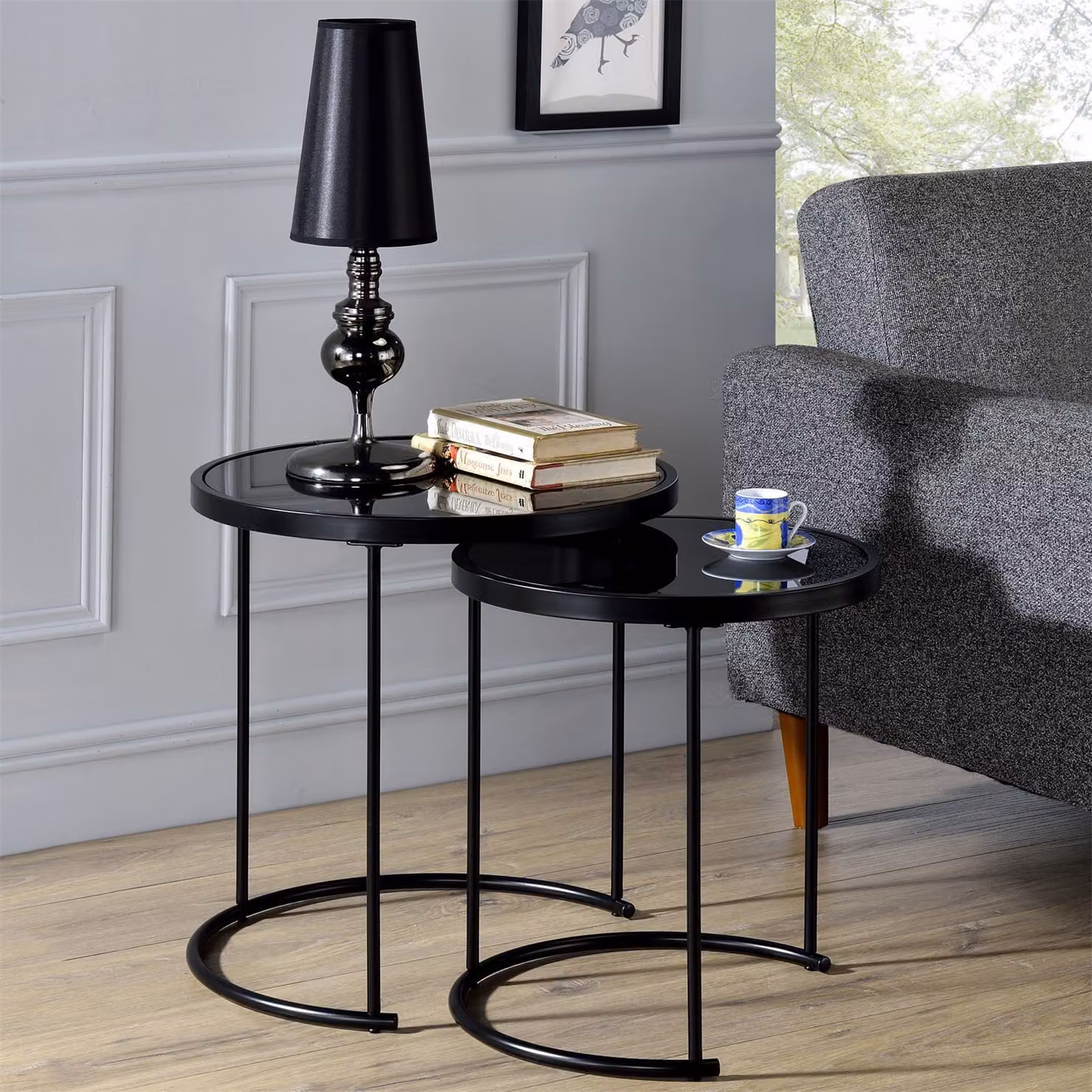 Set di 2 tavolini da salotto LEYRE, tavolini rotondi da salotto in set da 2 con piano in vetro nero, tavolini da salotto dal design moderno