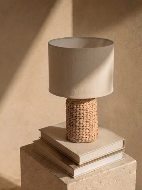 Lampada da tavolo Tress Kenay Home in rattan e tessuto beige