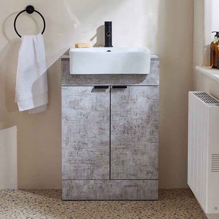 Mobile Bagno a Terra Grigio Cemento da 550mm con Lavabo e Maniglie Nere con Impugnatura a Dito - Cluo