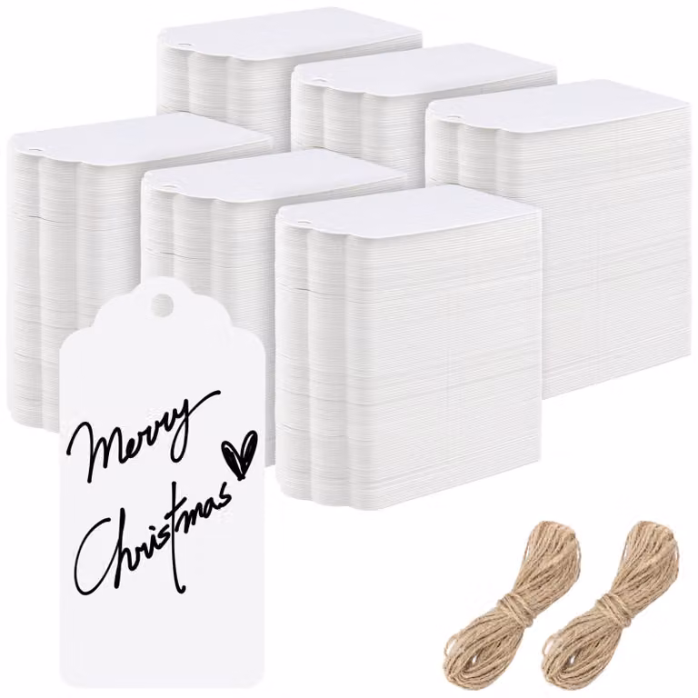 600 etichette regalo bianche, dimensioni 9x4,5 cm, realizzate in carta kraft e complete di cordoncino