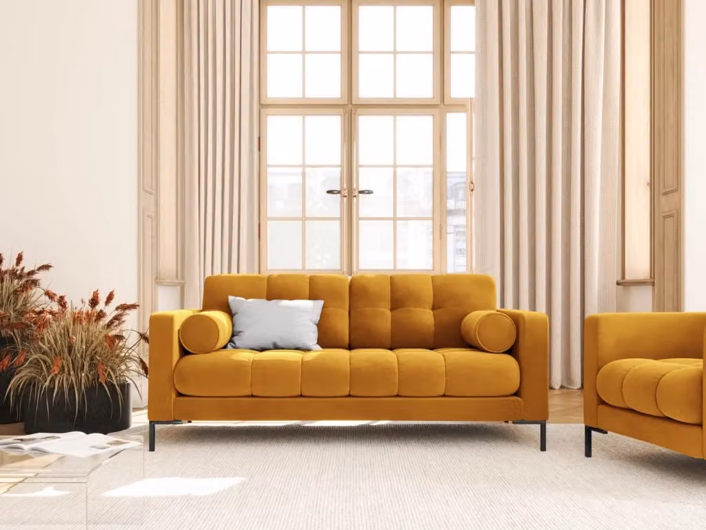 Divano 2 posti Bali di Cosmopolitan Design in velluto giallo con struttura in metallo e cuscini inclusi L: 152 cm, P: 75 cm, H: 92 cm – 2
