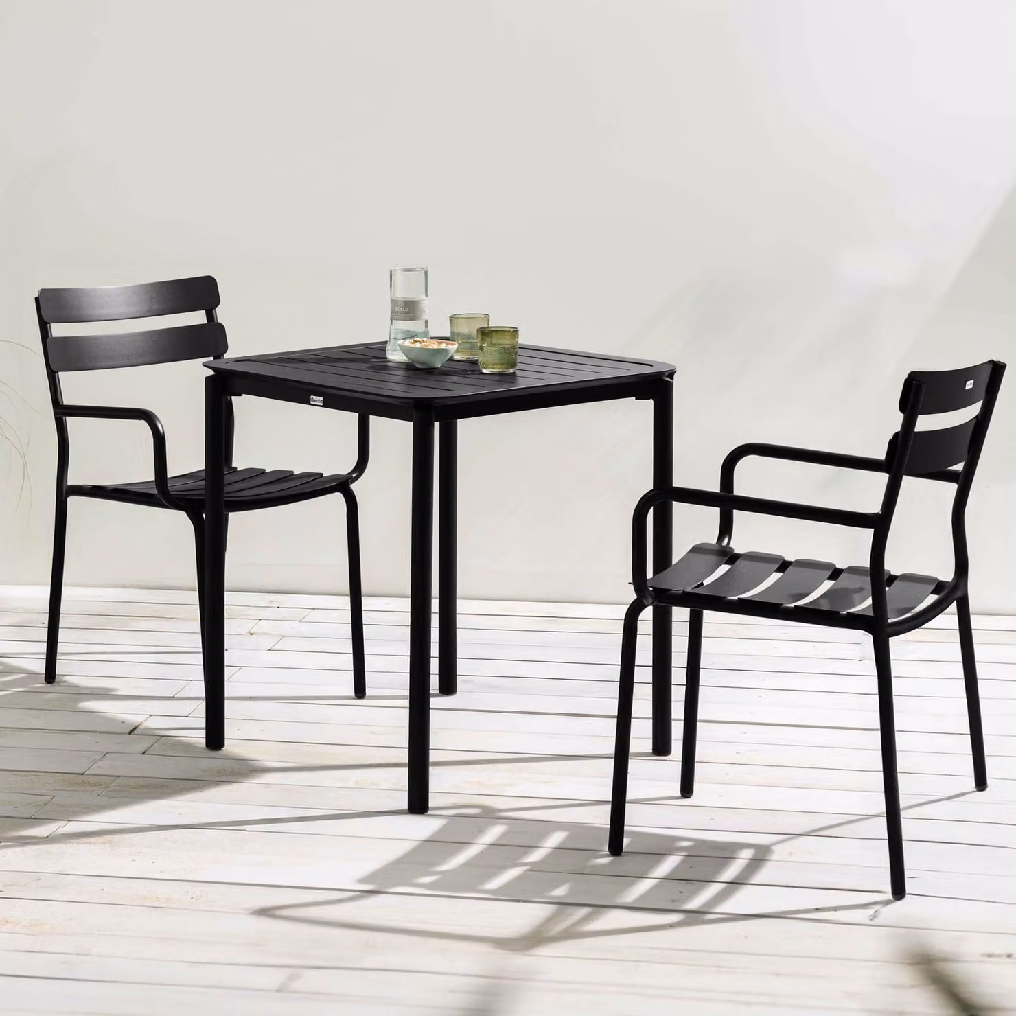 Tavolo da terrazza quadrato (70 x 70 cm) e 2 poltrone nere - Oviala Almada