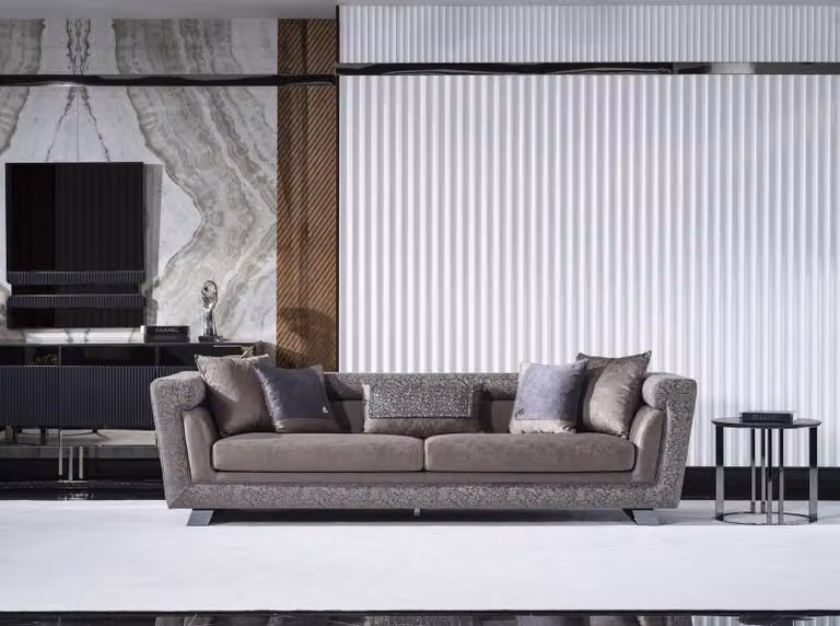 Modernes graues Sofa mit Holz-Textil Bezug und passendem Couchtisch