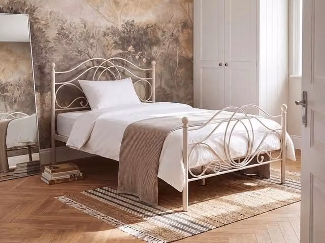 Letto in metallo beige chiaro con rete a doghe 120 x 200 cm con testiera a doghe e pediera retrò vintage