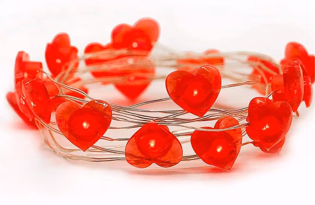 Catena luminosa a forma di cuore, con 20 cuori rossi, lunghezza 200 cm, alimentata a batteria
