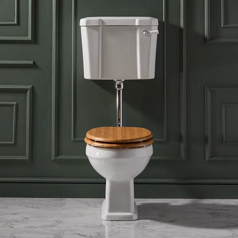 Sanitario WC Tradizionale Alto con Cassetta Bassa - Kit Scarico Cromato e Copriwater WC in Rovere - Richmond