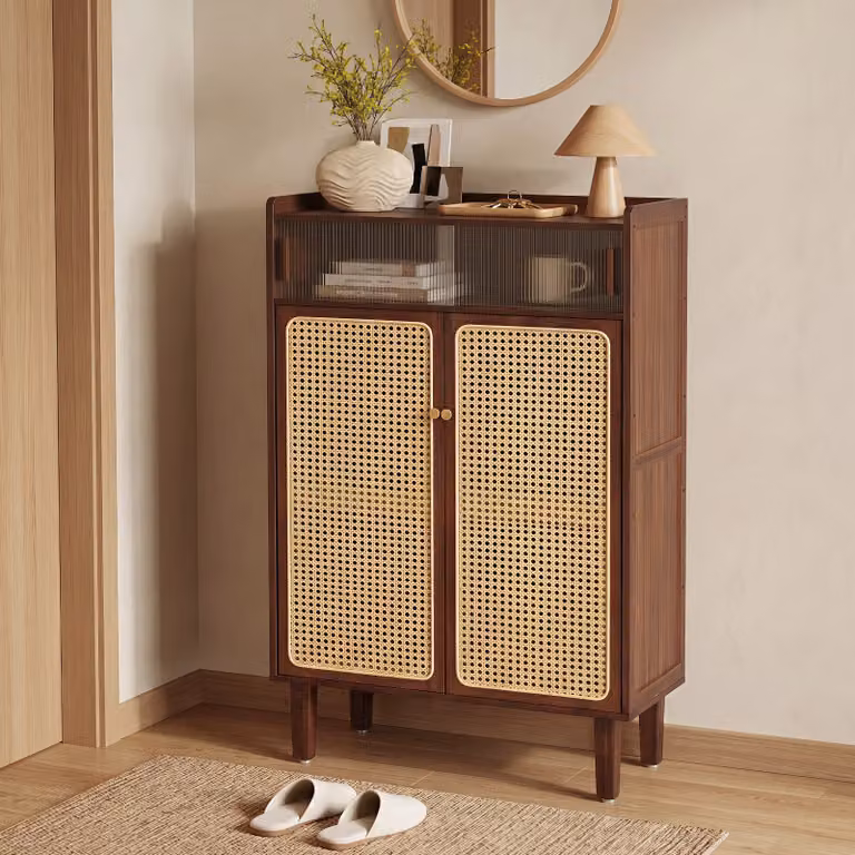 Costway Mobiletto porta scarpe in bambù con ante scorrevoli in rattan PE e 5 ripiani, scarpiera mid-century marrone per camera da letto, soggiorno o ingresso