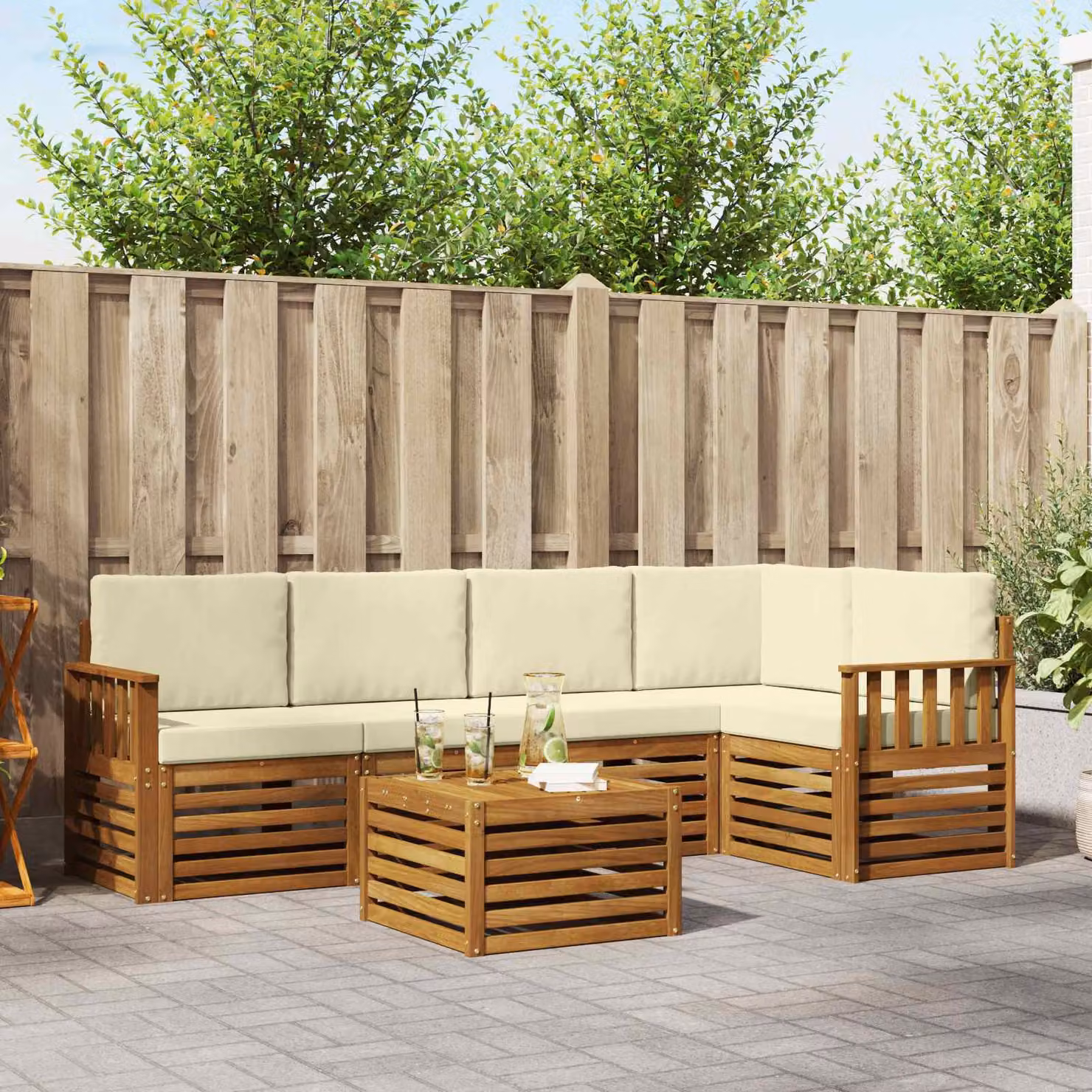Set di divani da esterno vidaXL a forma di L con tavolo da caffè, in legno di acacia e tessuto resistente ai raggi UV, colore beige e bianco, 6 pezzi