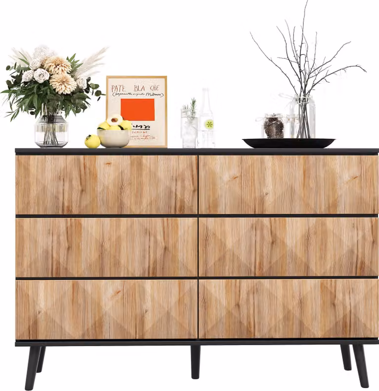 La credenza e la cassettiera Sweiko sono caratterizzate da una combinazione di tonalità di legno nero e naturale e da ante rialzate.