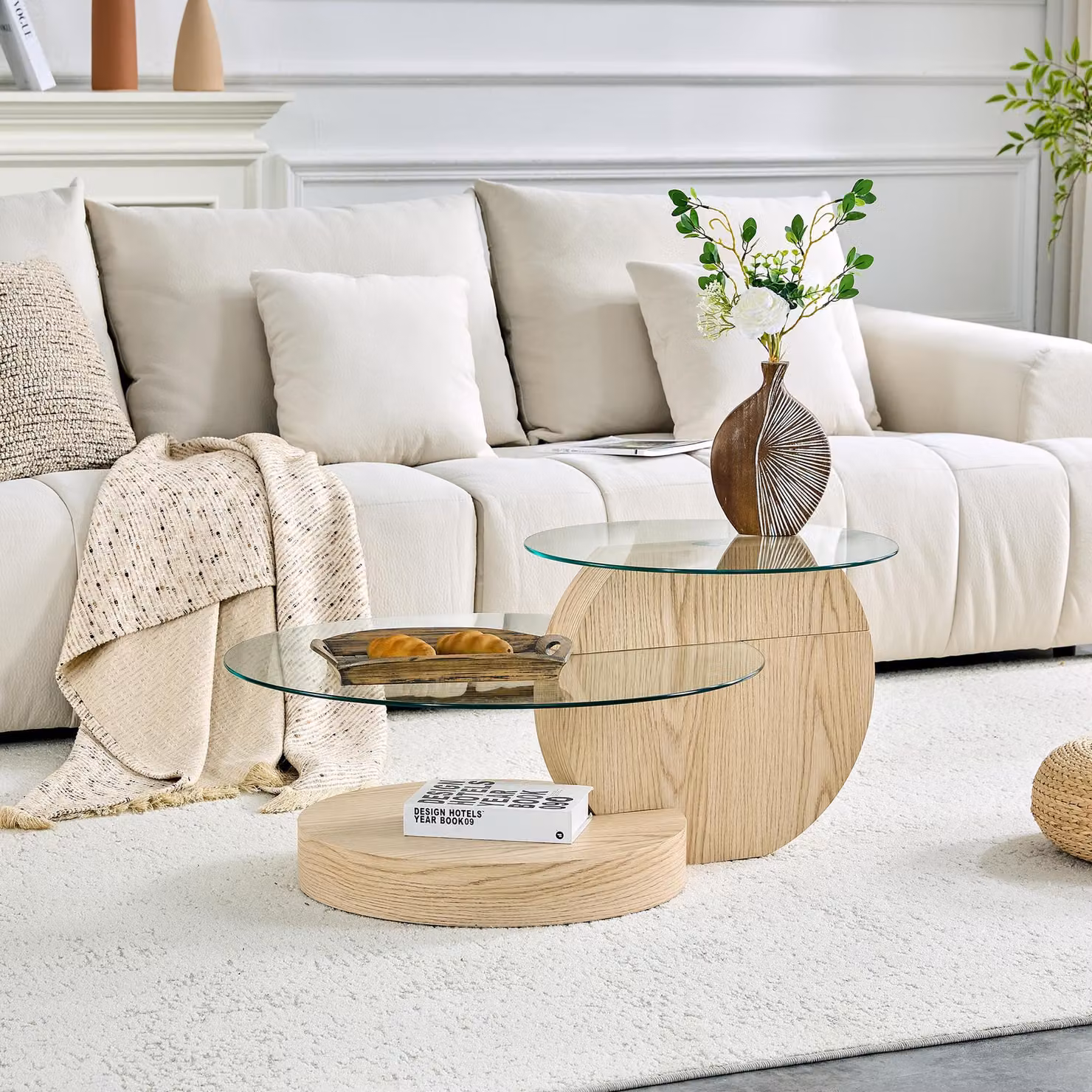 Tavolino minimalista a due ripiani in vetro temperato, con struttura portante in MDF di alta qualità; disponibile in diversi colori.