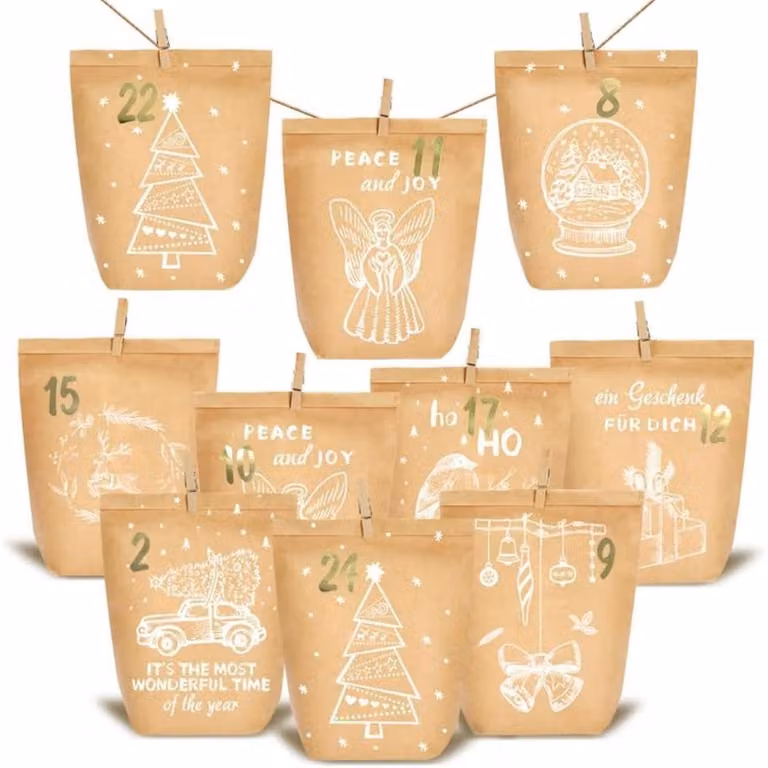 Calendario dell'Avvento con 24 sacchetti di carta marroni, decorati con motivi natalizi