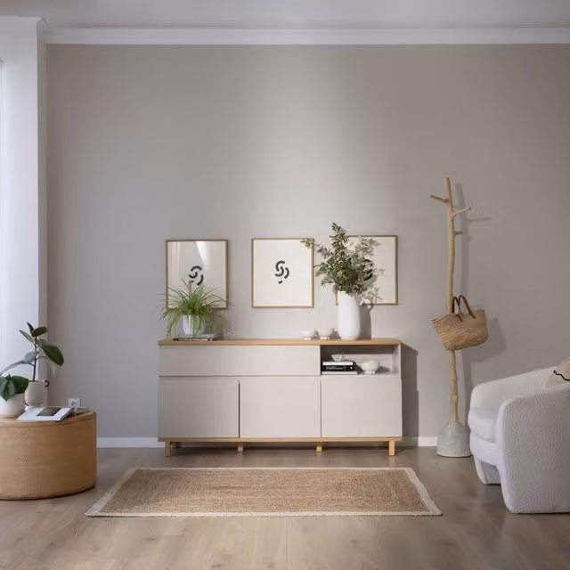 Credenza Ellinor Banak in legno rovere color beige con finitura opaca e cassetti soft close – 1