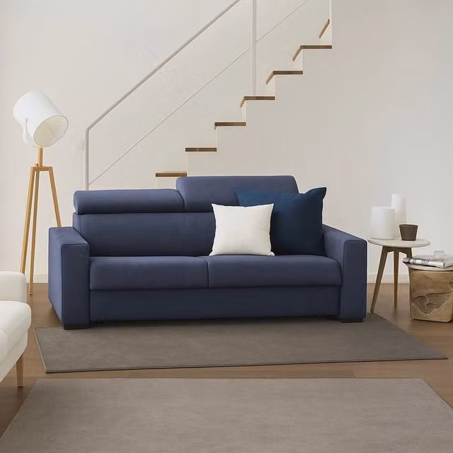 Divano a 2 posti Nukualofa TALAMO ITALIA, modello moderno in tessuto blu con poggiatesta regolabili e braccioli slim, L: 160 cm, H: 85 cm, P: 95 cm – 1