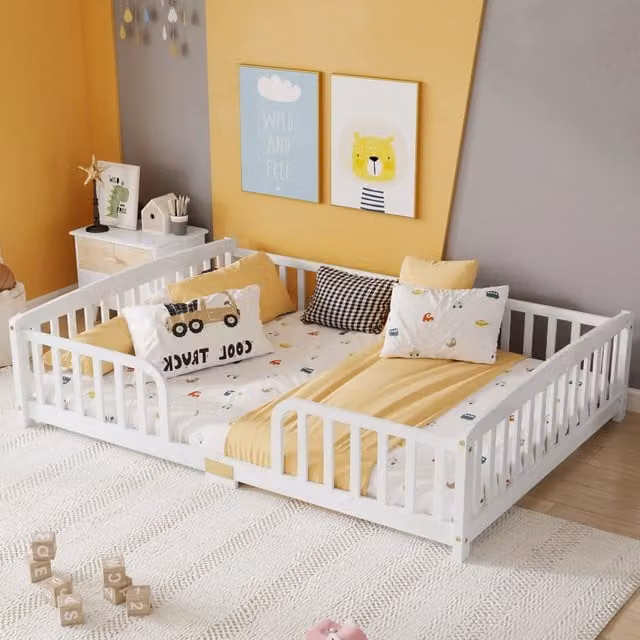 Letto Mivray in legno di pino bianco laccato con sponde perimetrali e ingresso centrale arrotondato L/P/H: 200 x 140 x 45,7 cm