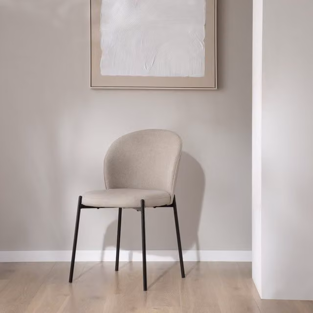 Sedia imbottita Banak in tessuto beige con struttura in metallo per adulti