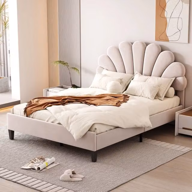 Letto matrimoniale 140x200 cm; testiera floreale e rete a doghe; velluto; beige (Senza materasso)