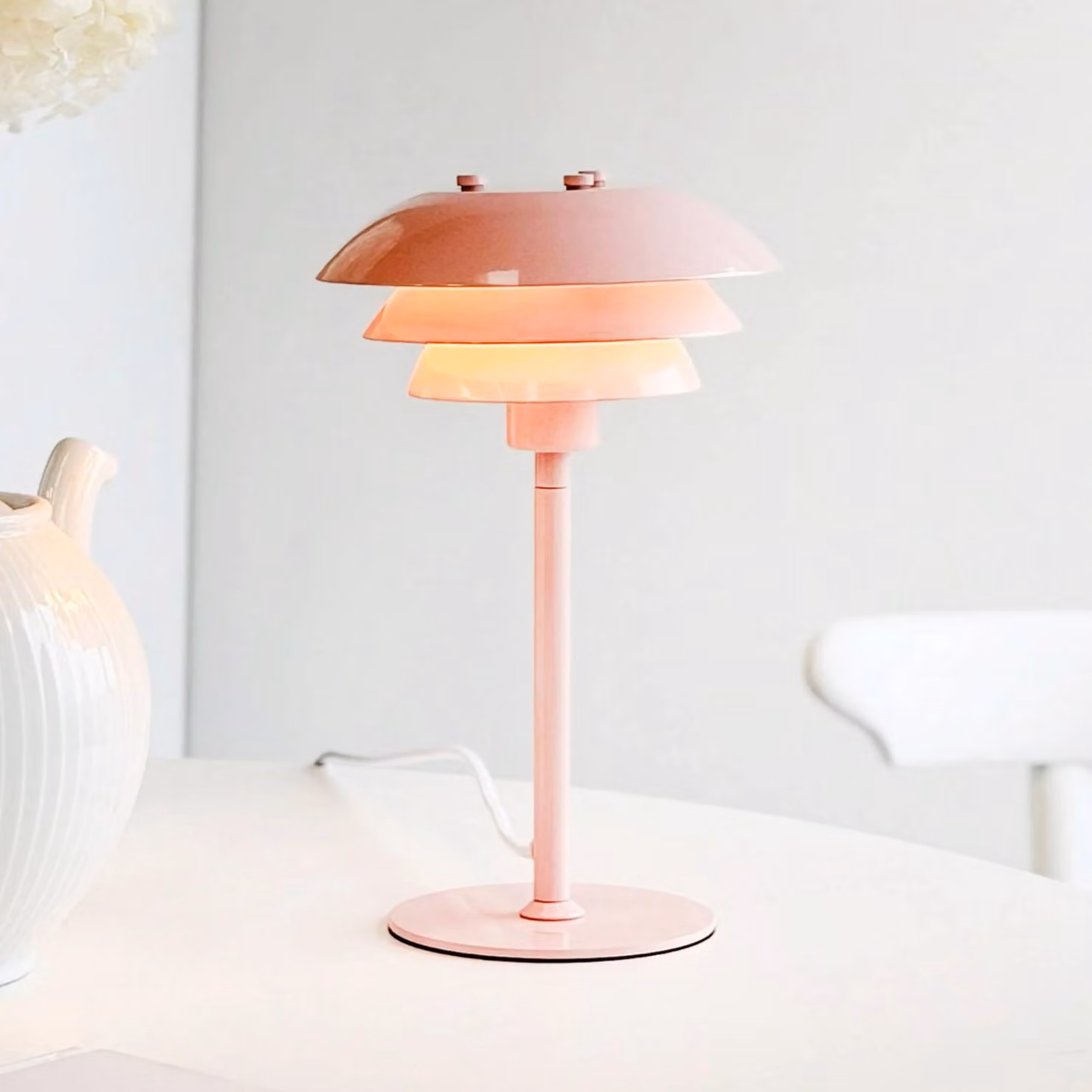 Dyberg Larsen Lampada da tavolo SIXTEEN, Violetto / Fucsia / Rosa, Soggiorno / Sala da pranzo, Metallo, Scandinavo, Lampada da tavolo