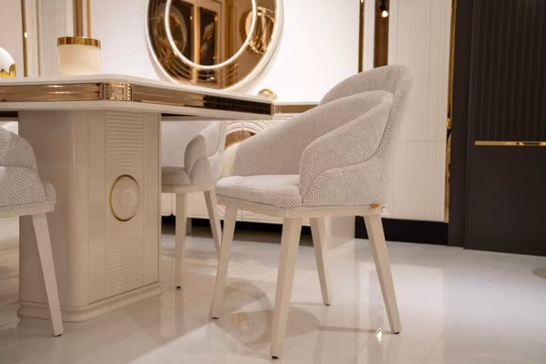 Elegante beige Stühle aus Textil-Holz im zeitlosen Design