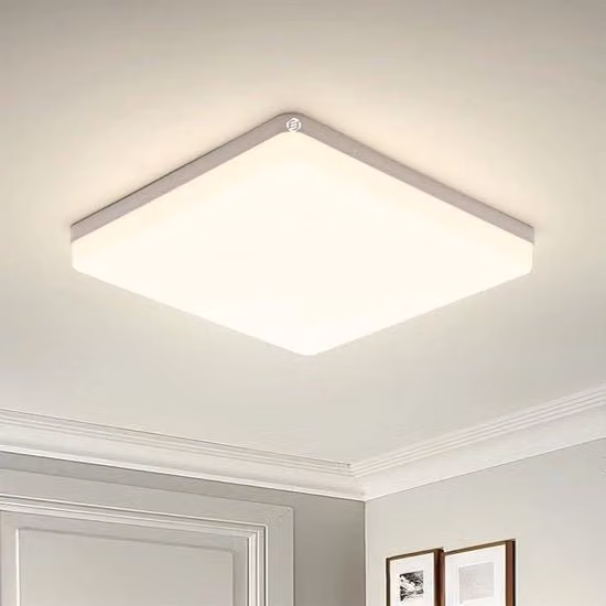 Plafoniera LED per bagno bianca in stile minimalista con design quadrato
